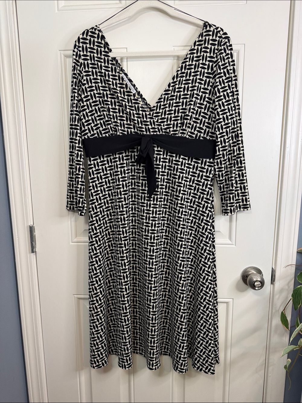 Maggy London Black & White Geometric V-Neck Midi 3/4 sleeve Dress Size 14